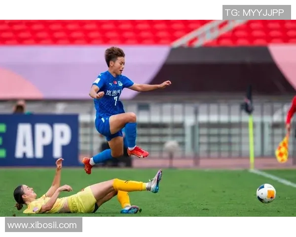 奶凶足球明星：从赛场霸气到场外萌态，展现多重魅力的运动偶像